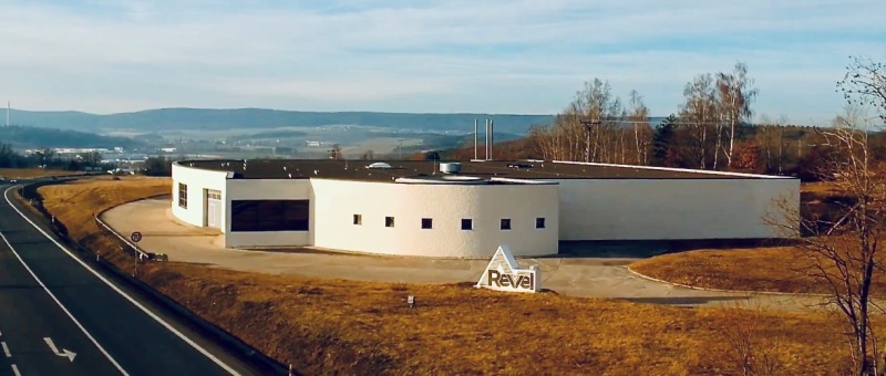 Revel - výhody teplovodního podlahového topení s možností chlazení
